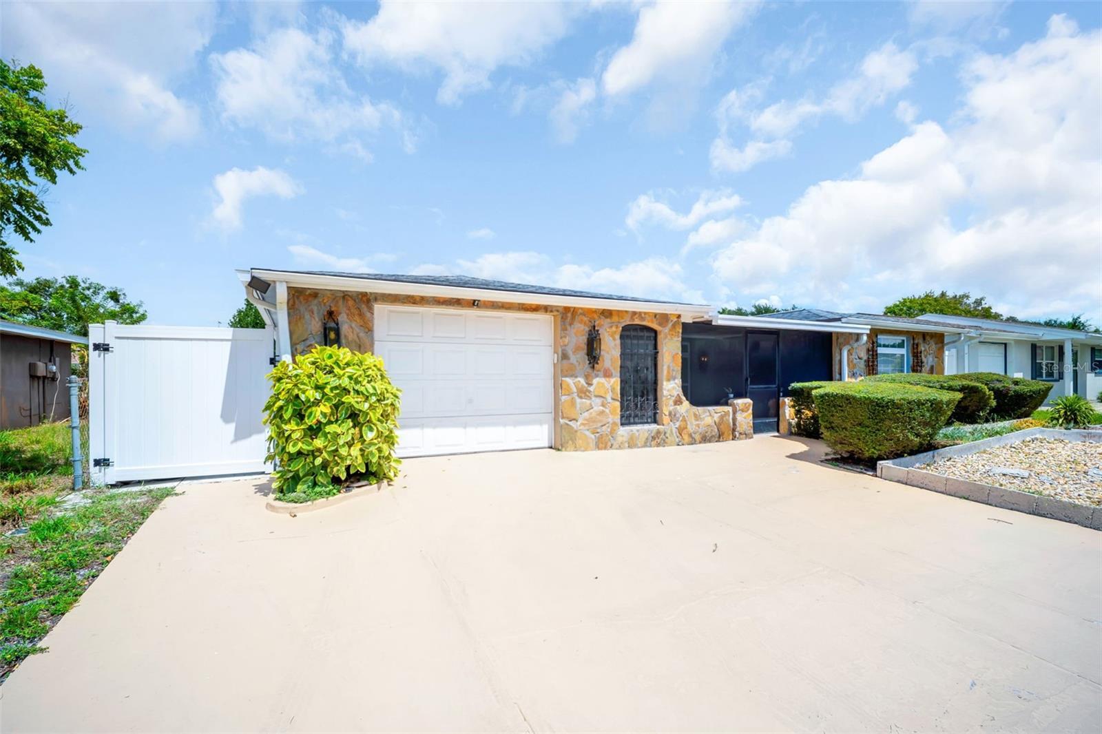 7825 BLOOMFIELD DR
