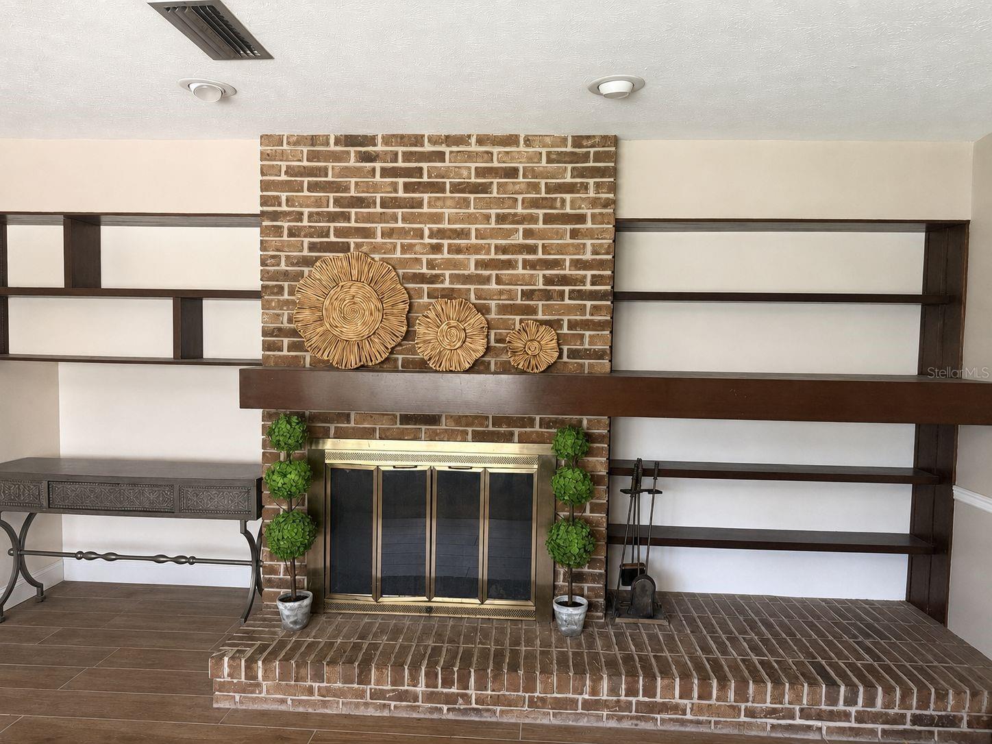 113 LOCUST DR
