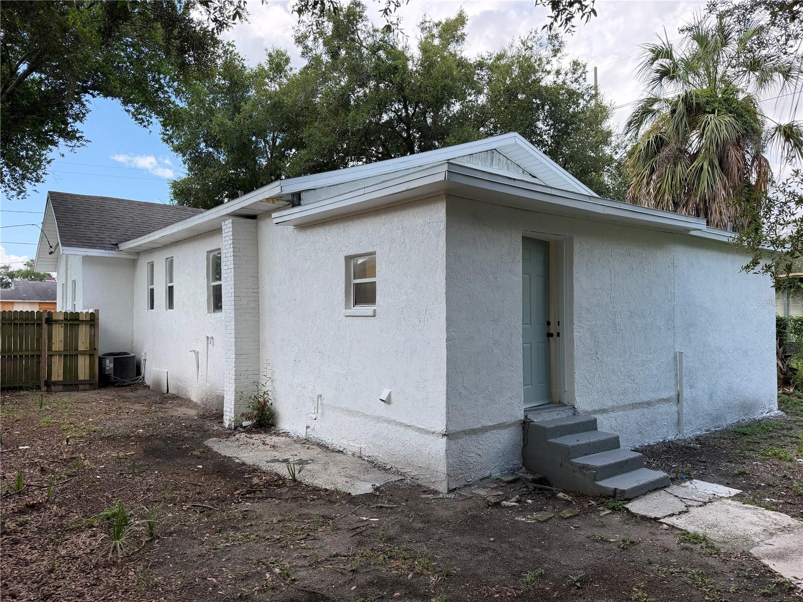 2604 E LAKE AVE