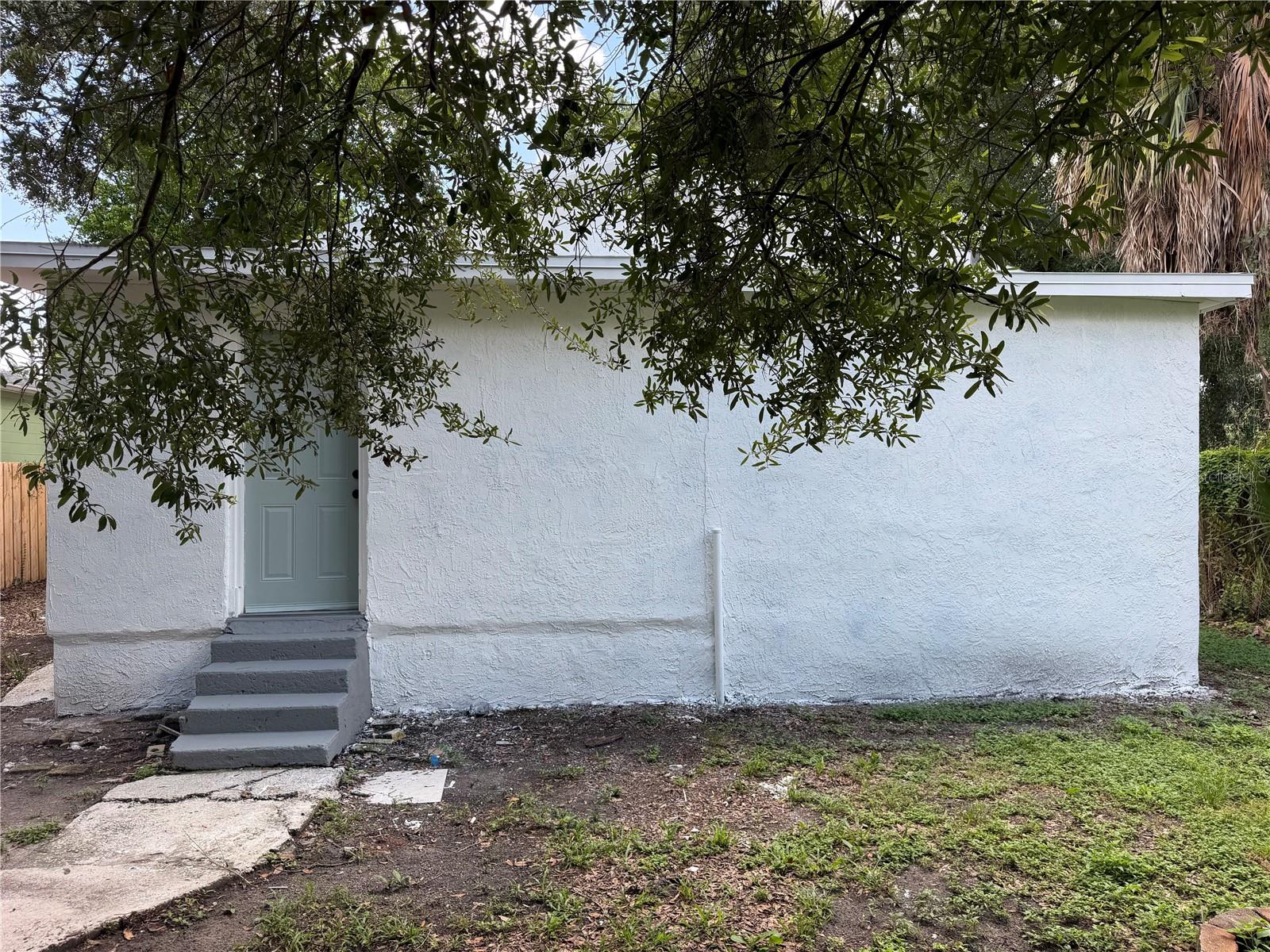 2604 E LAKE AVE