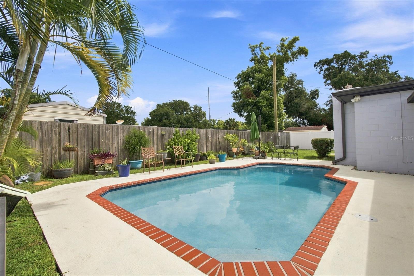 2609 AUBURN AVE W