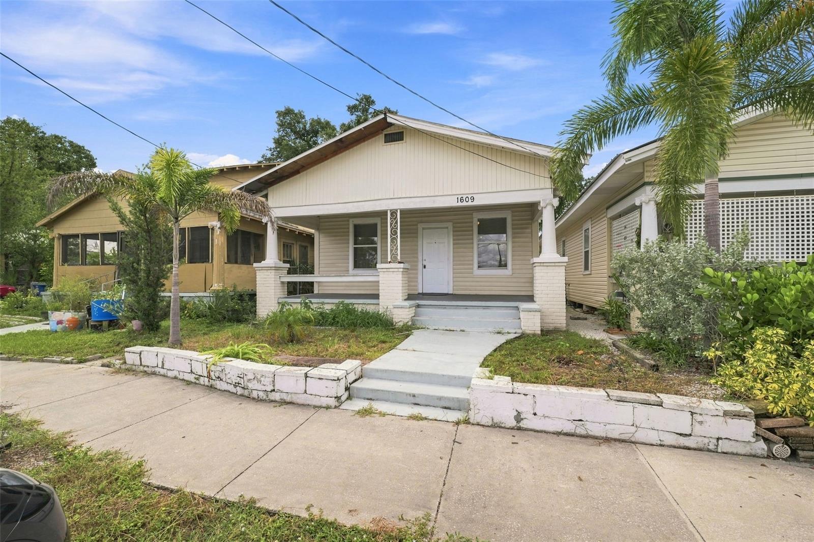 1609 E LAKE AVE