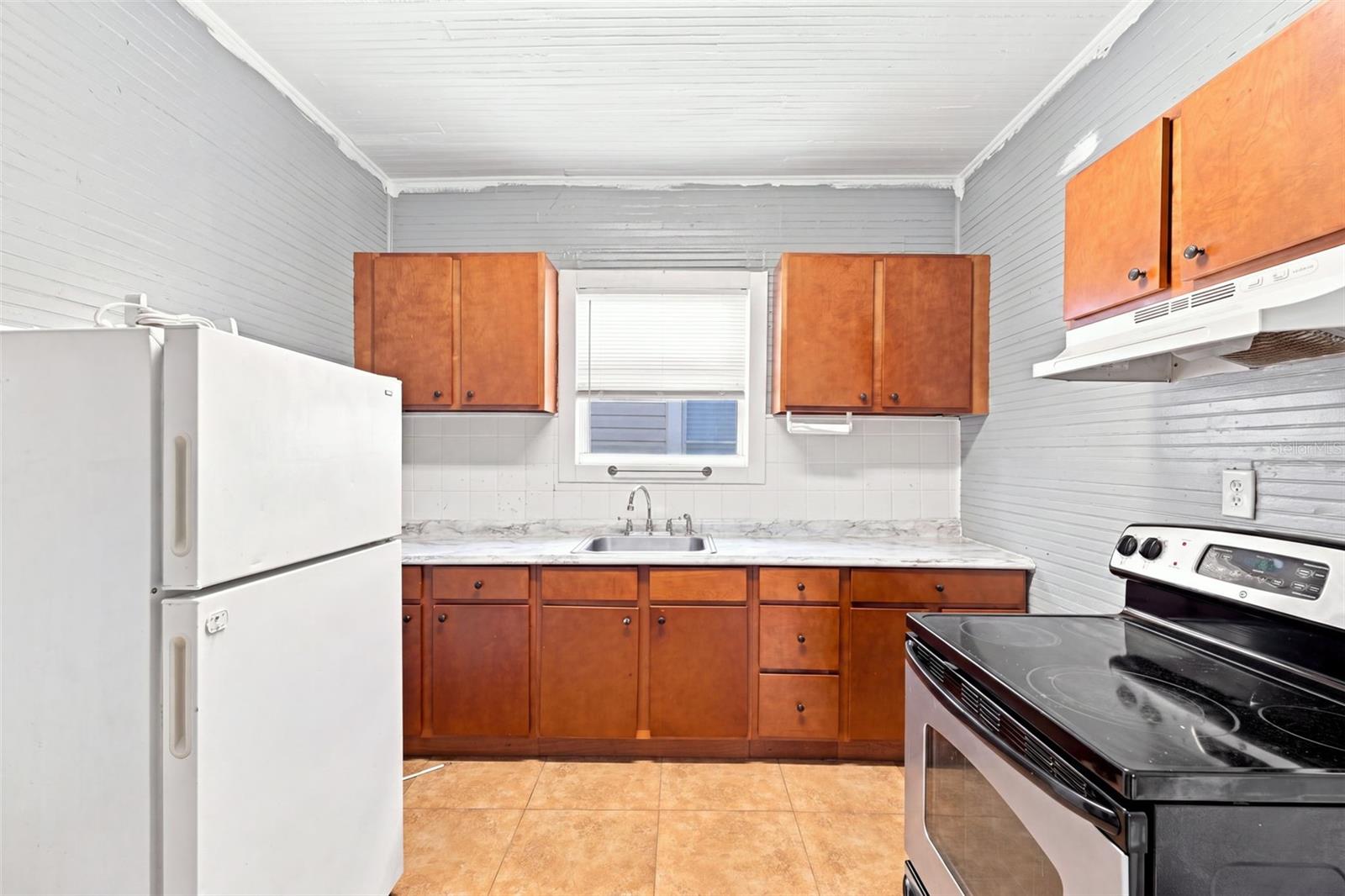 1609 E LAKE AVE