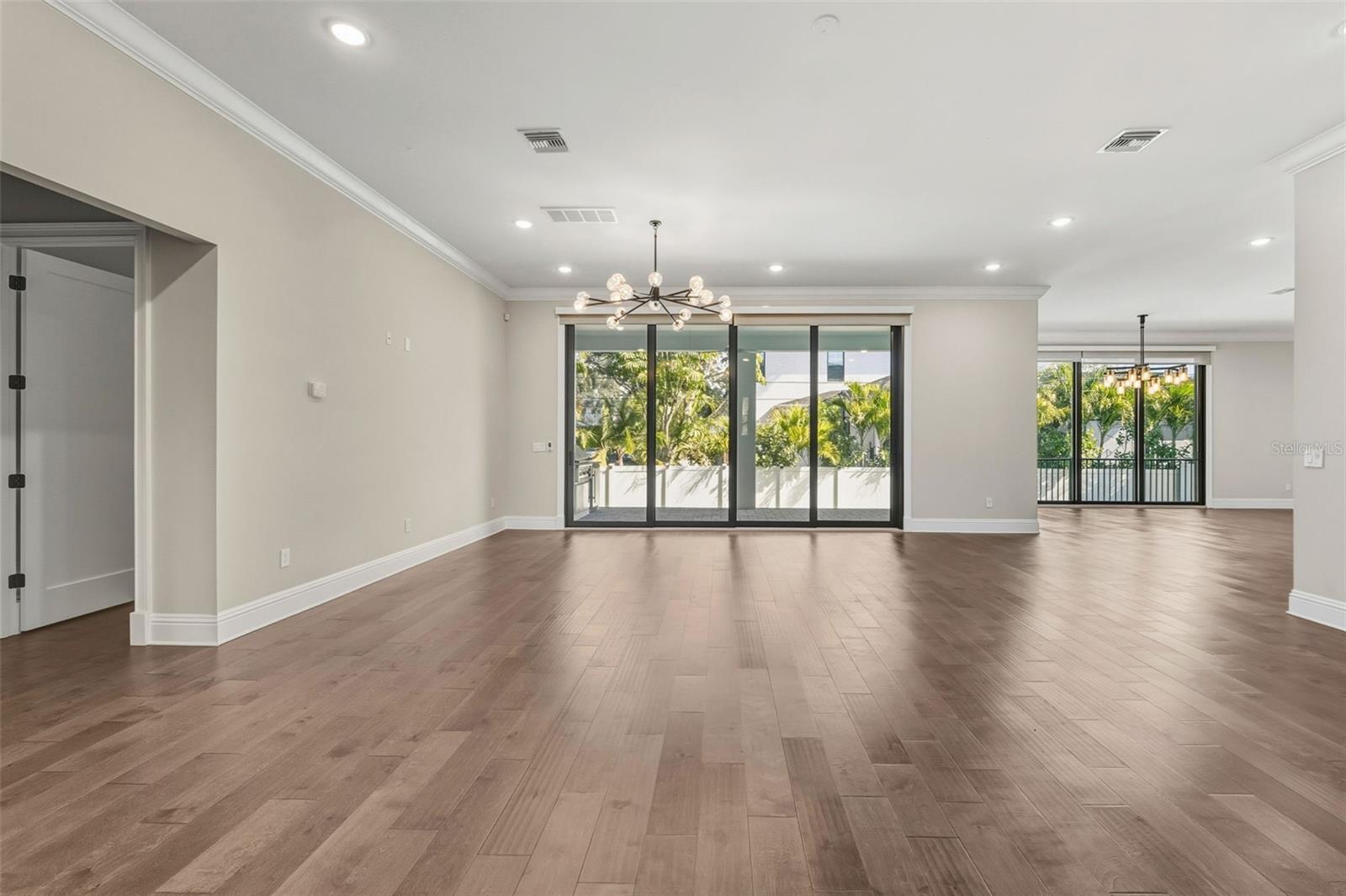 481 W DAVIS BLVD