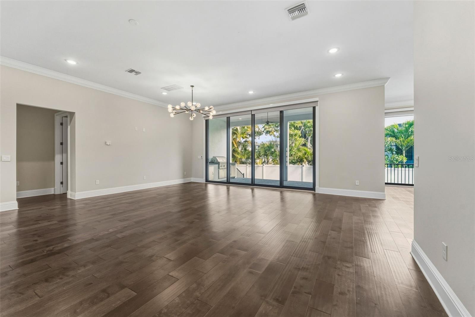 481 W DAVIS BLVD