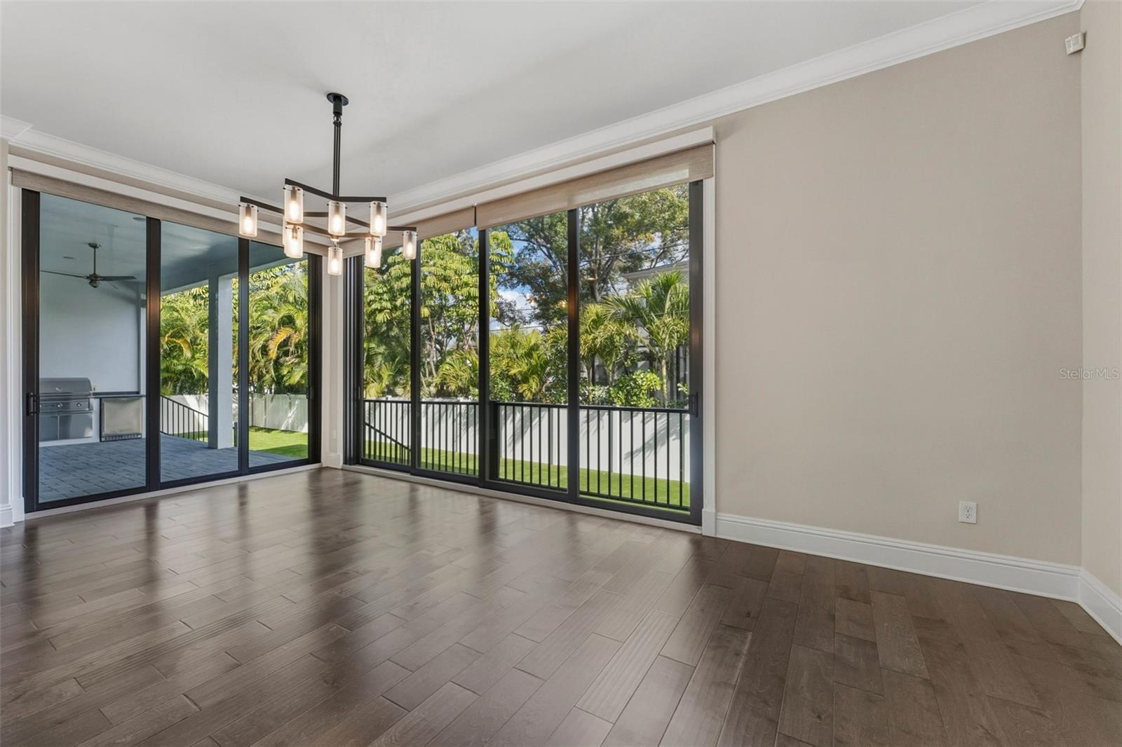 481 W DAVIS BLVD