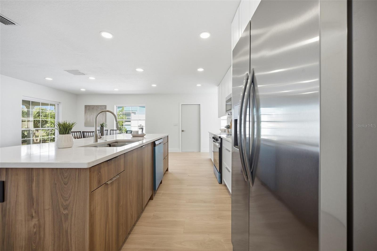 615 E DAVIS BLVD