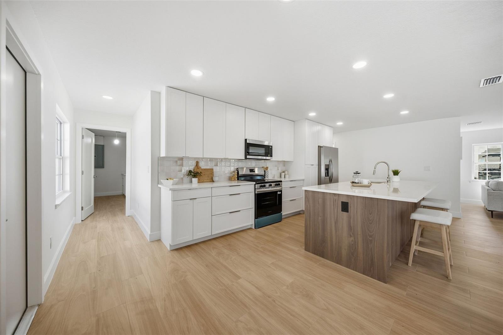 615 E DAVIS BLVD