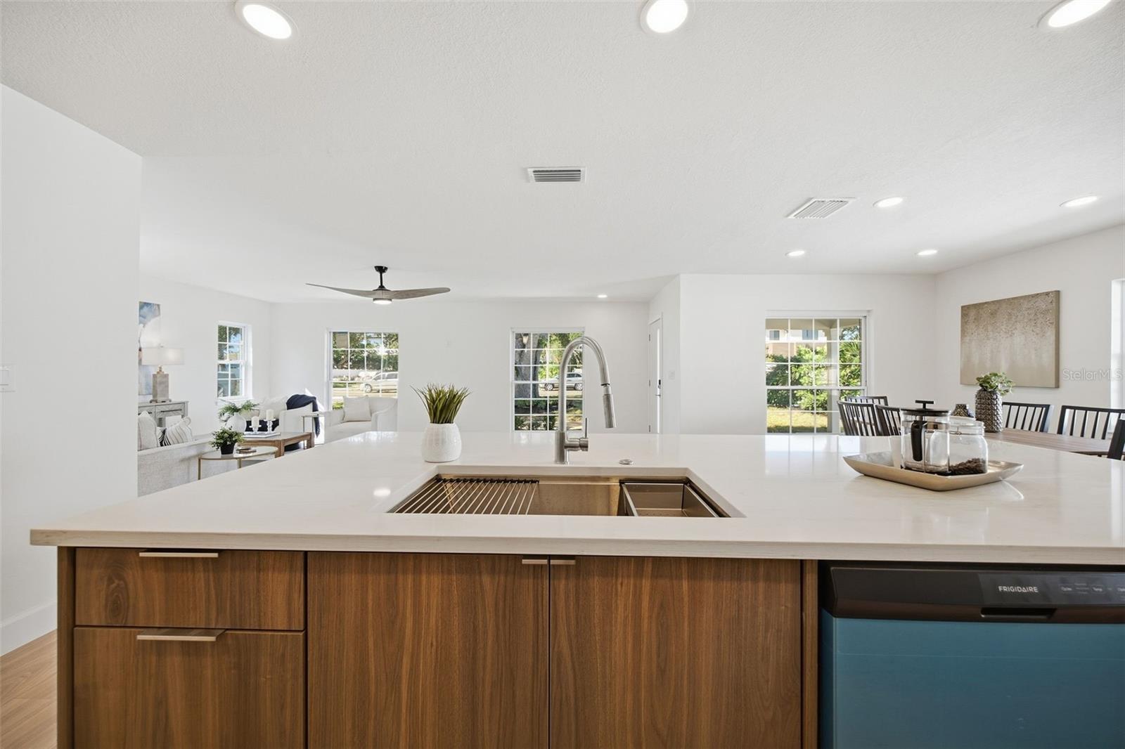 615 E DAVIS BLVD
