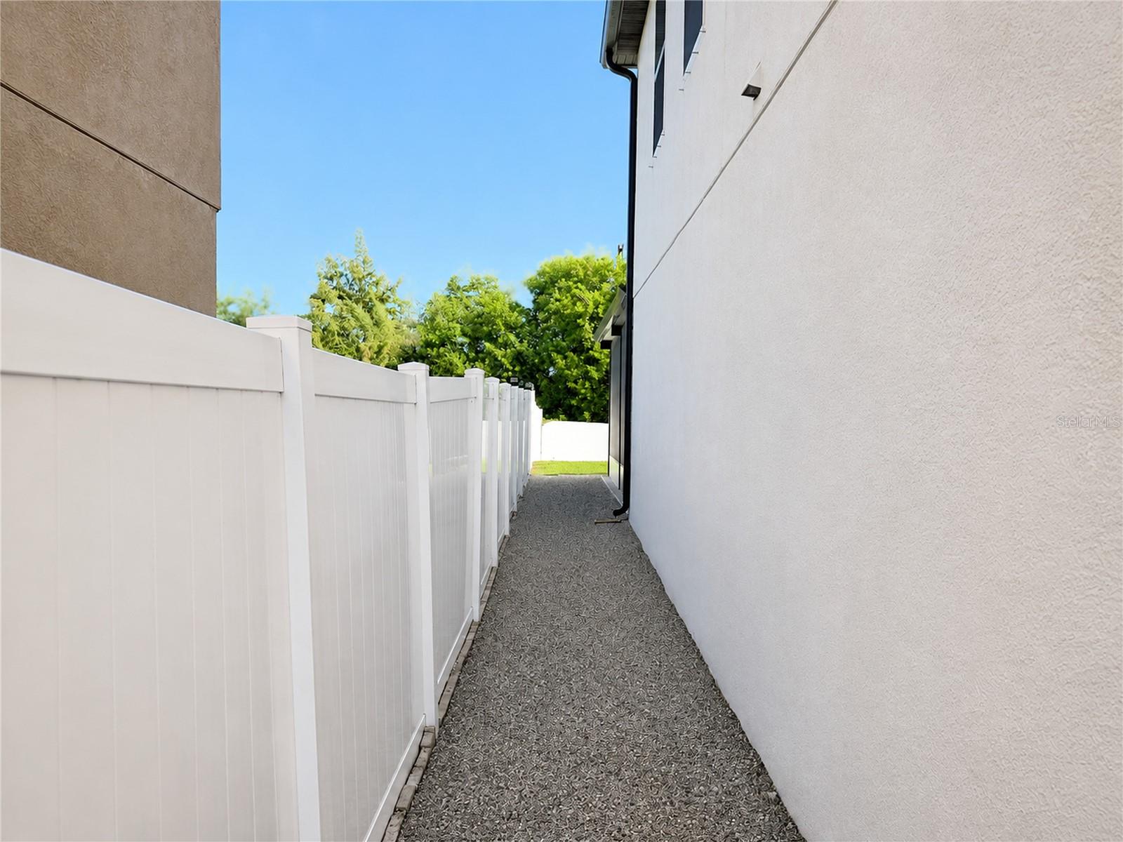 407 ROYAL EMPRESS DR