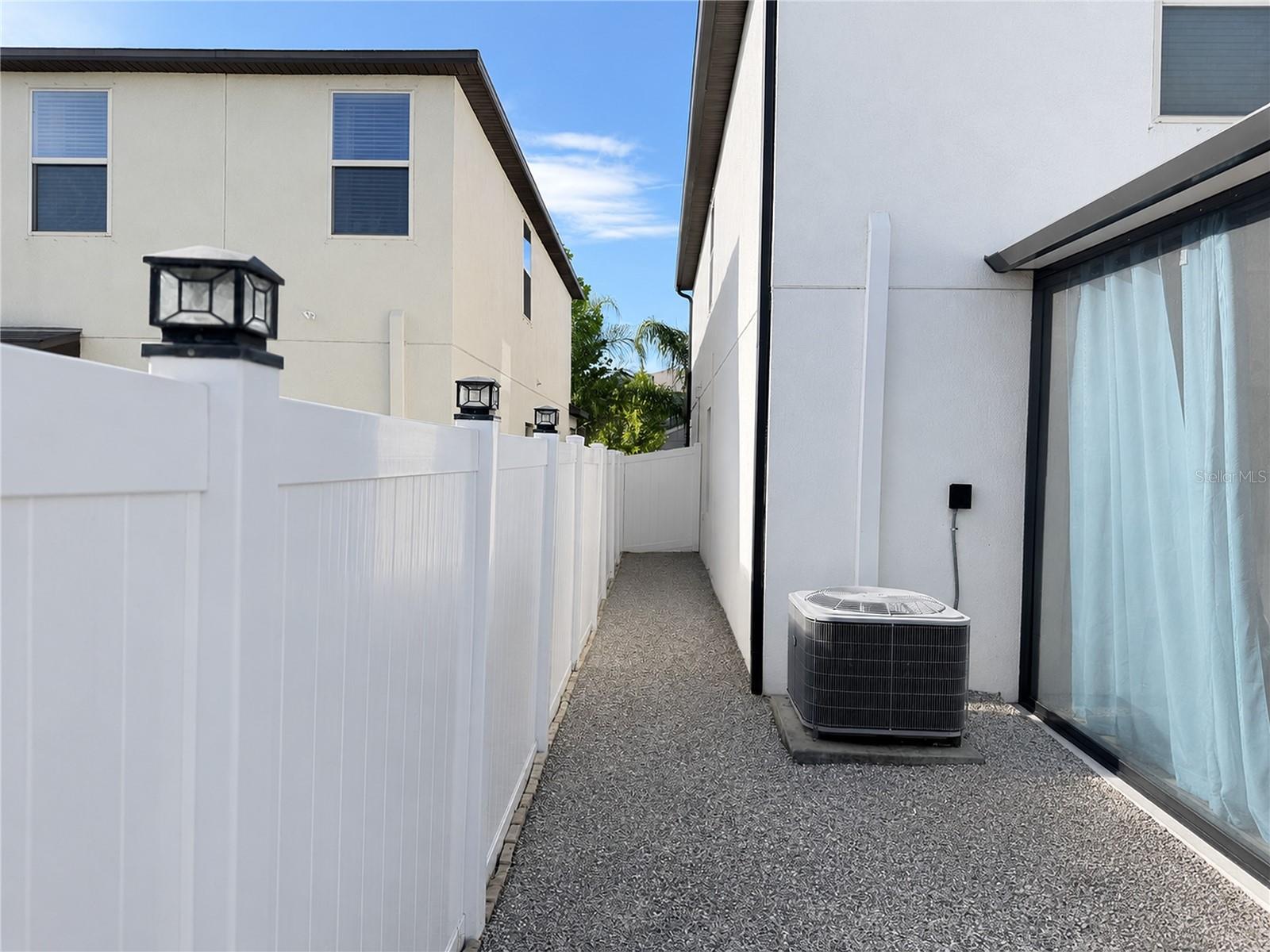 407 ROYAL EMPRESS DR