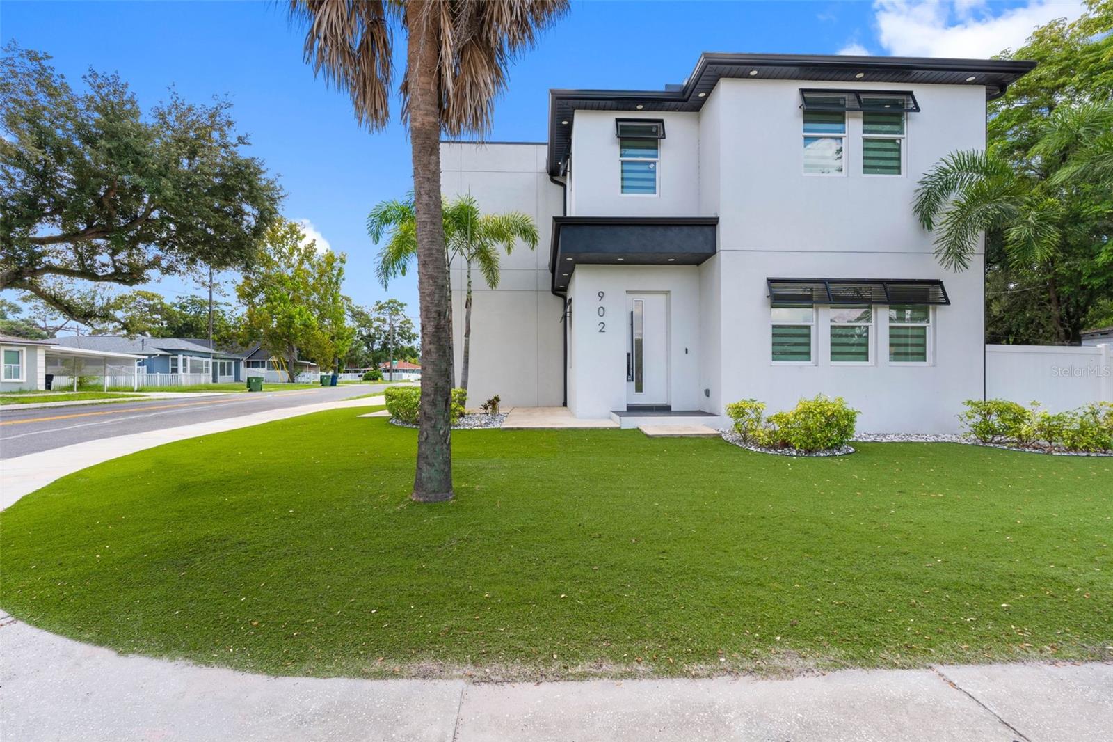 902 W SLIGH AVE