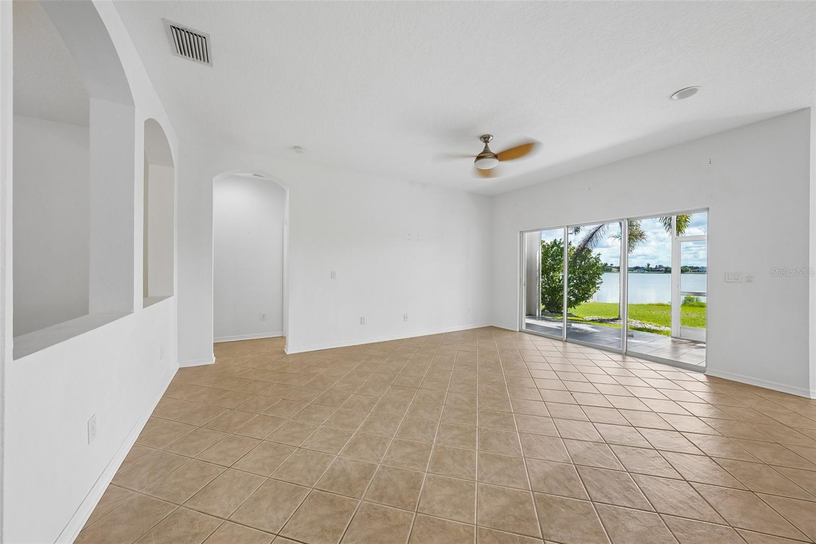 1810 MIRA LAGO CIR