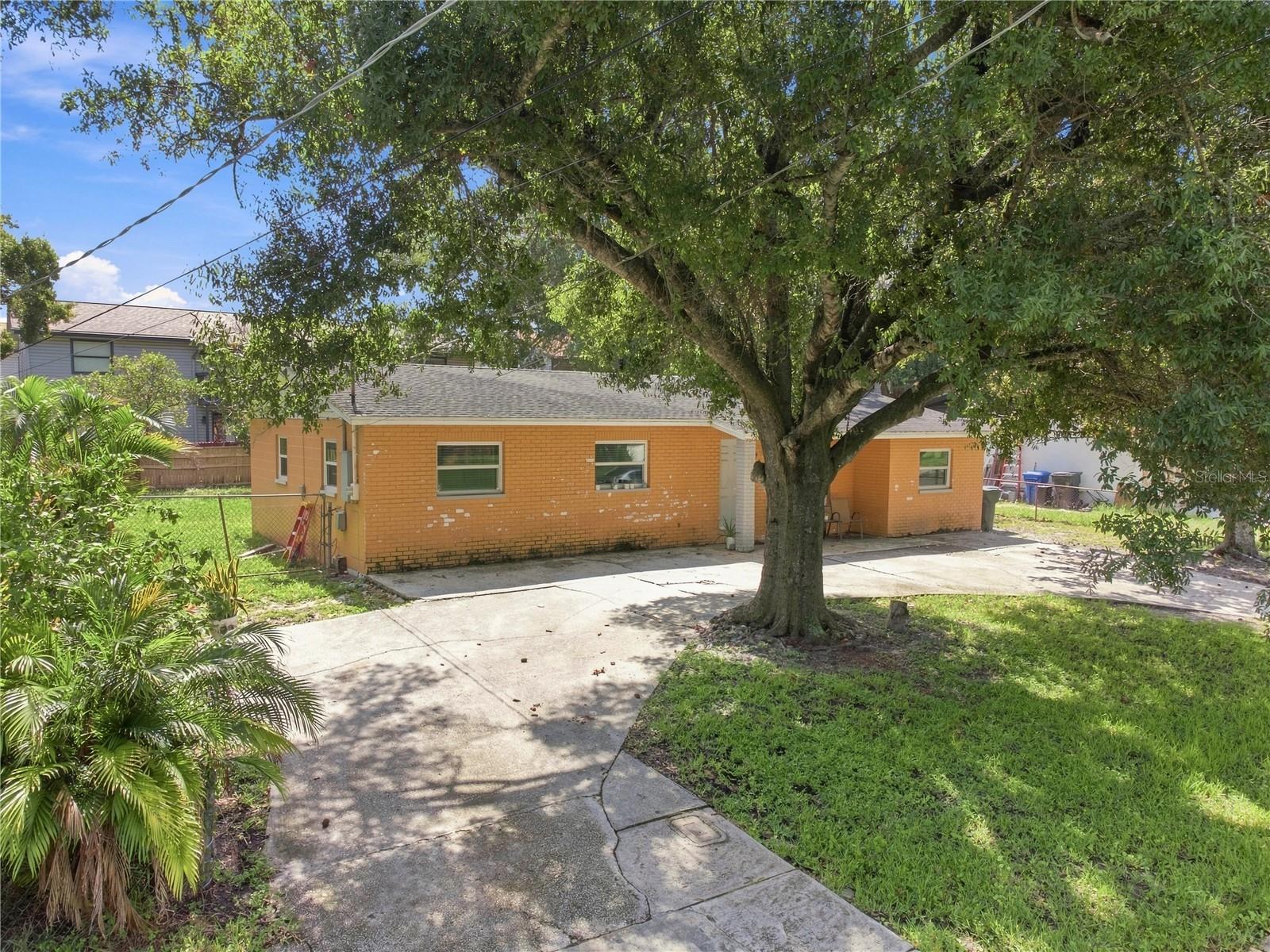 802 PAPAYA DR