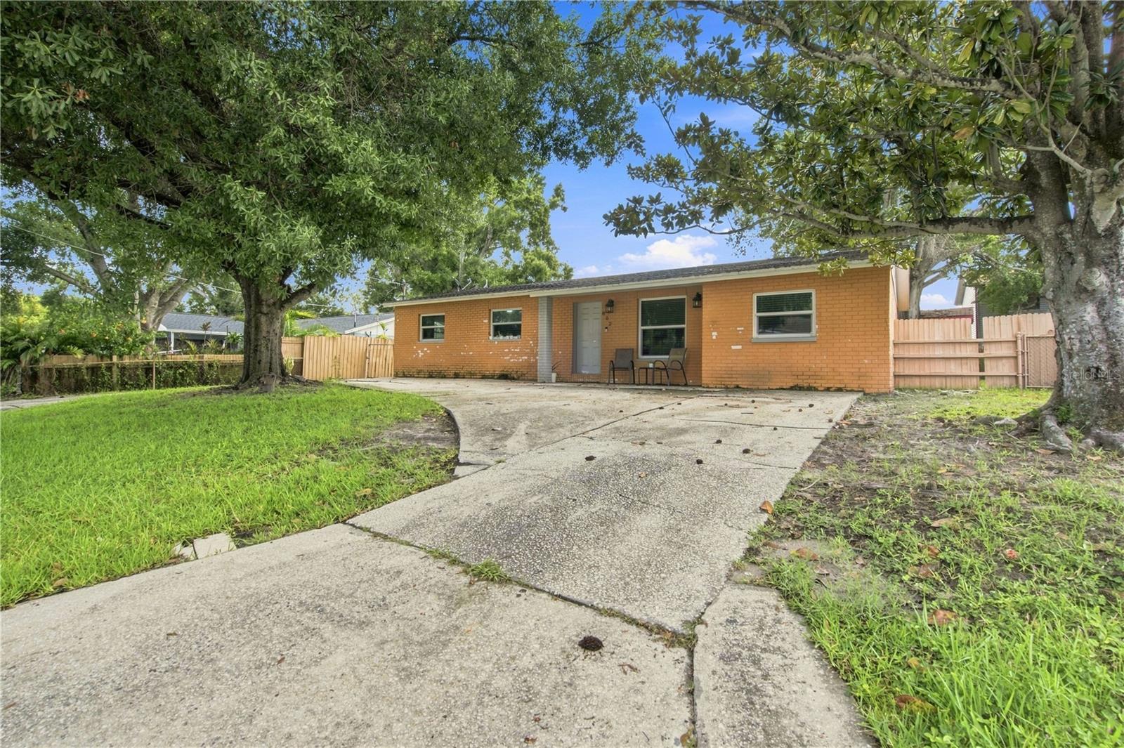 802 PAPAYA DR