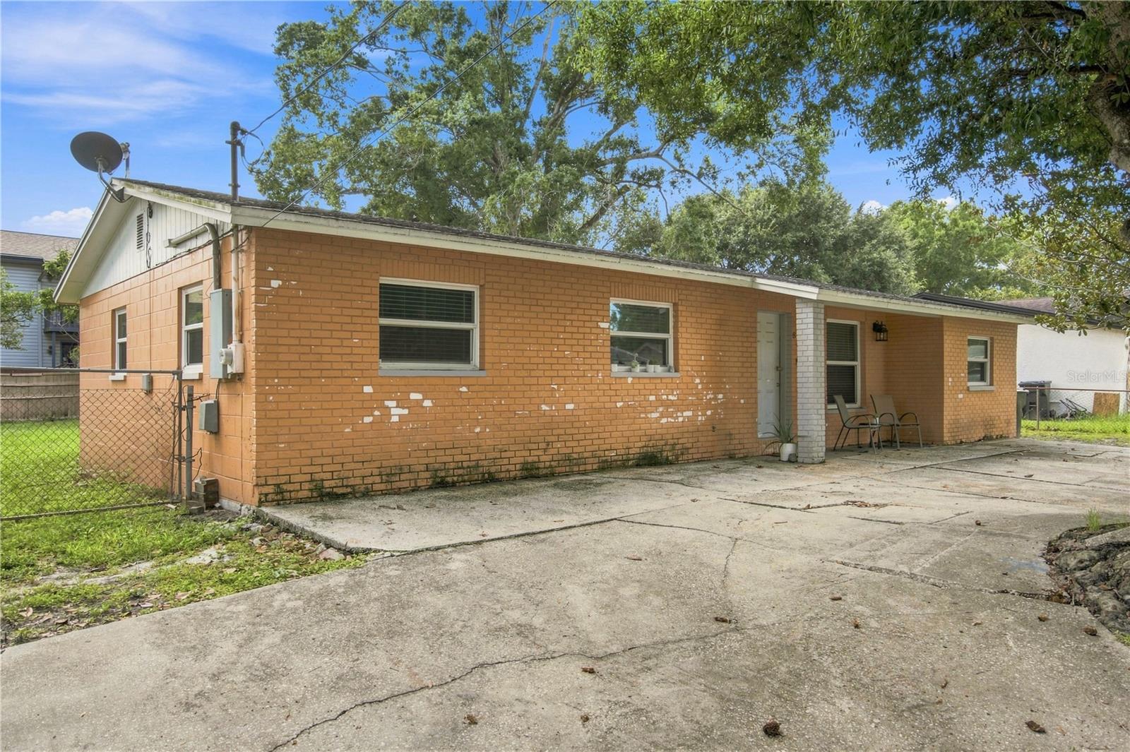 802 PAPAYA DR