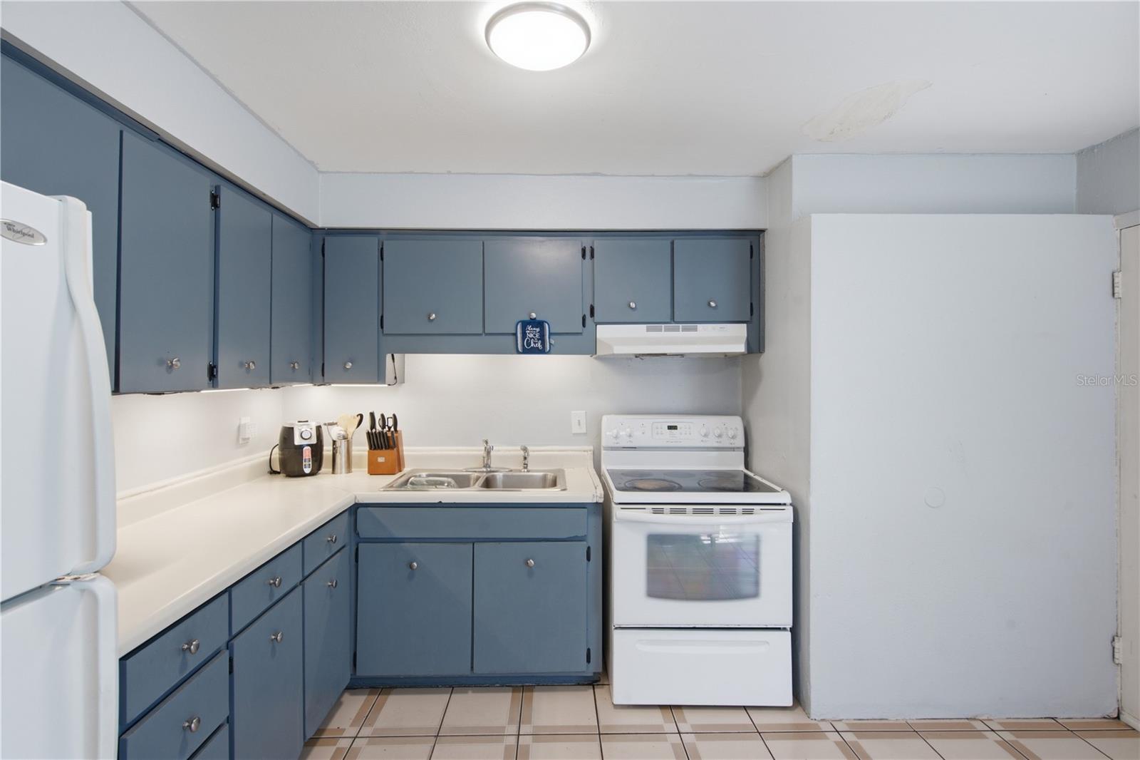 802 PAPAYA DR