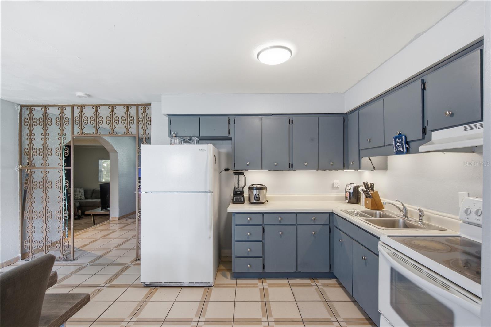 802 PAPAYA DR