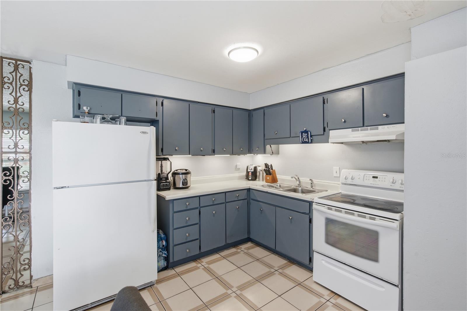 802 PAPAYA DR