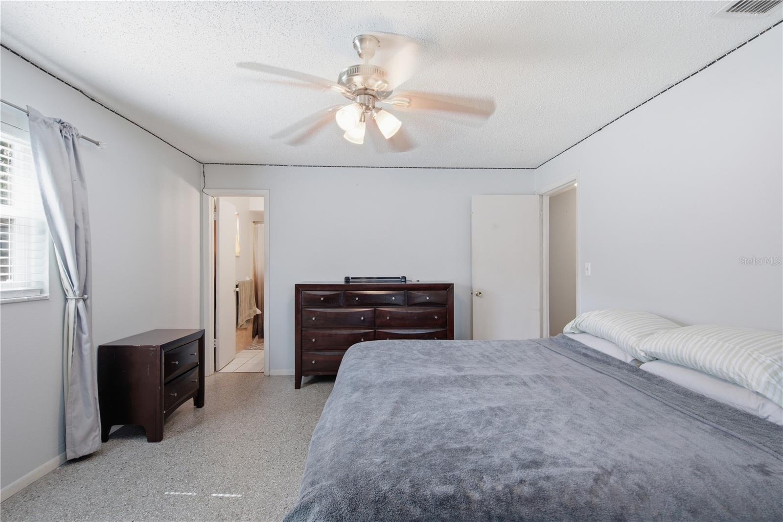 802 PAPAYA DR