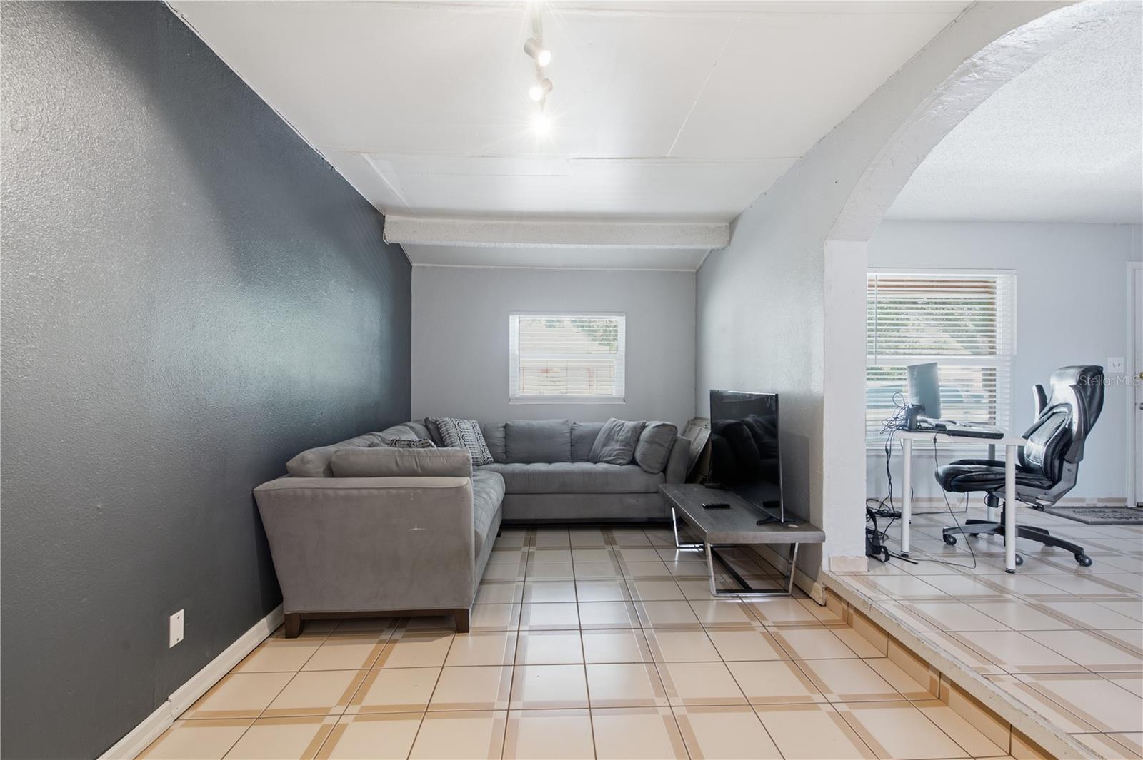 802 PAPAYA DR