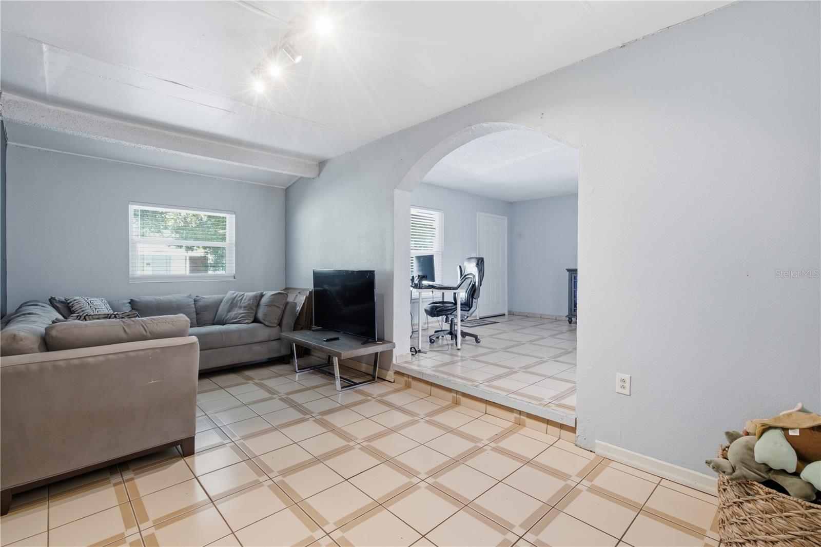 802 PAPAYA DR