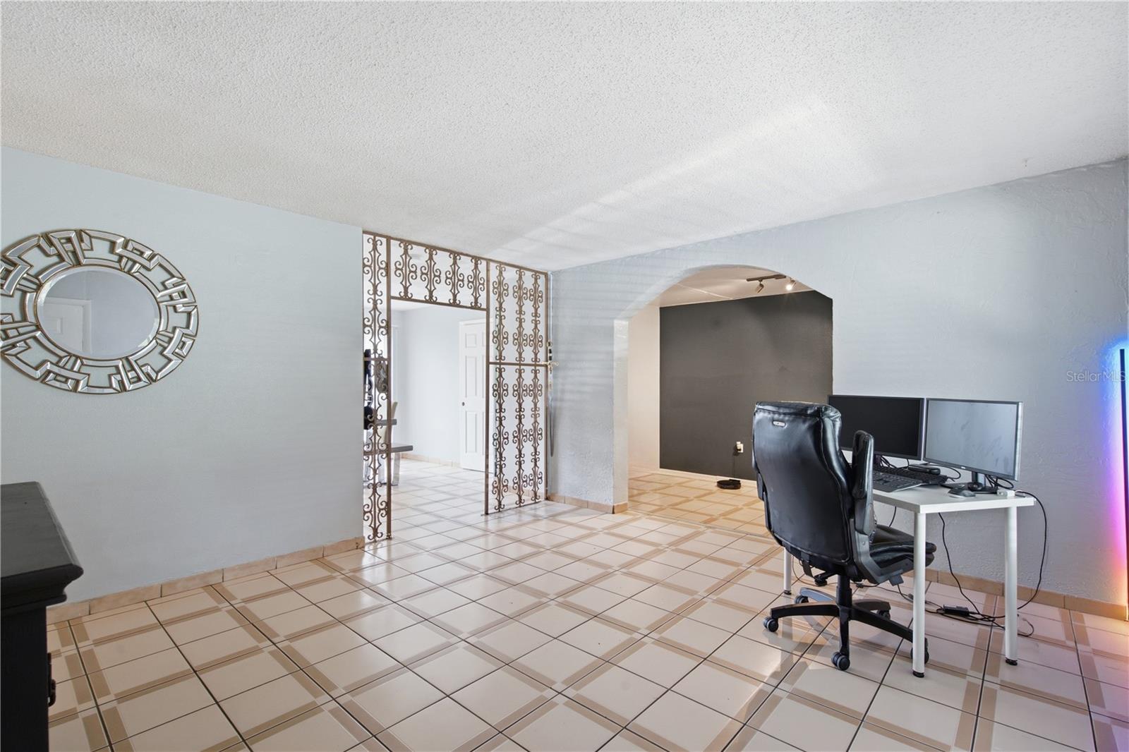 802 PAPAYA DR