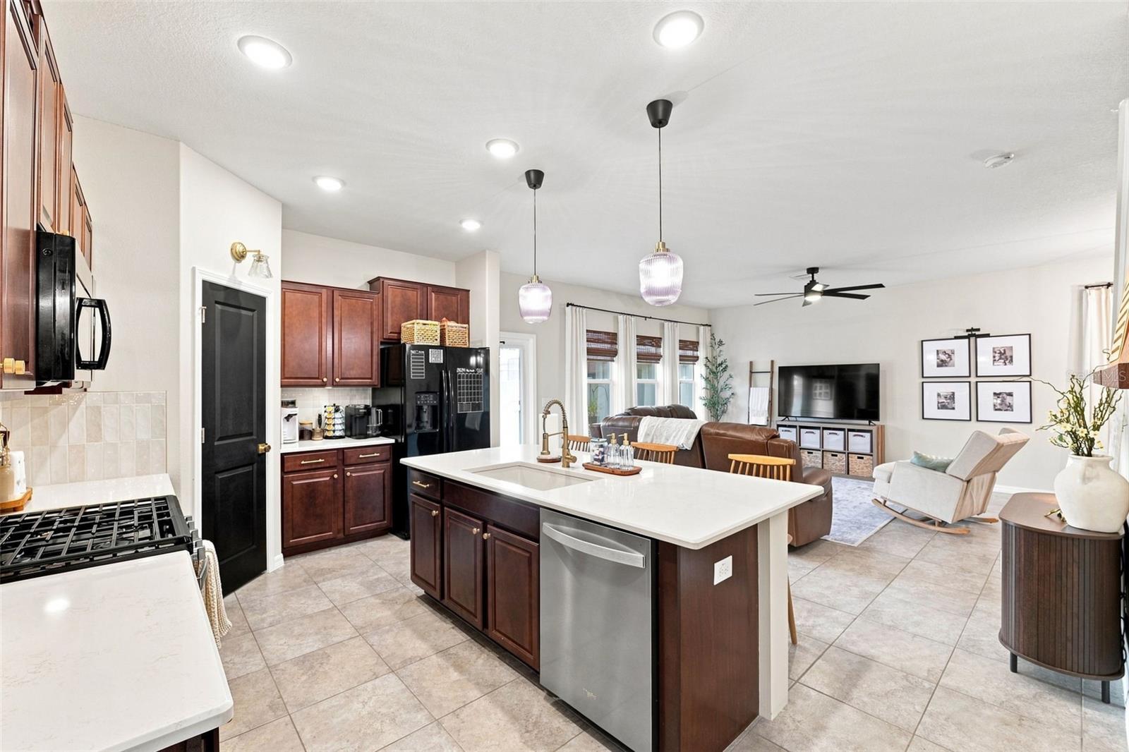 8096 SEAGARDEN LN