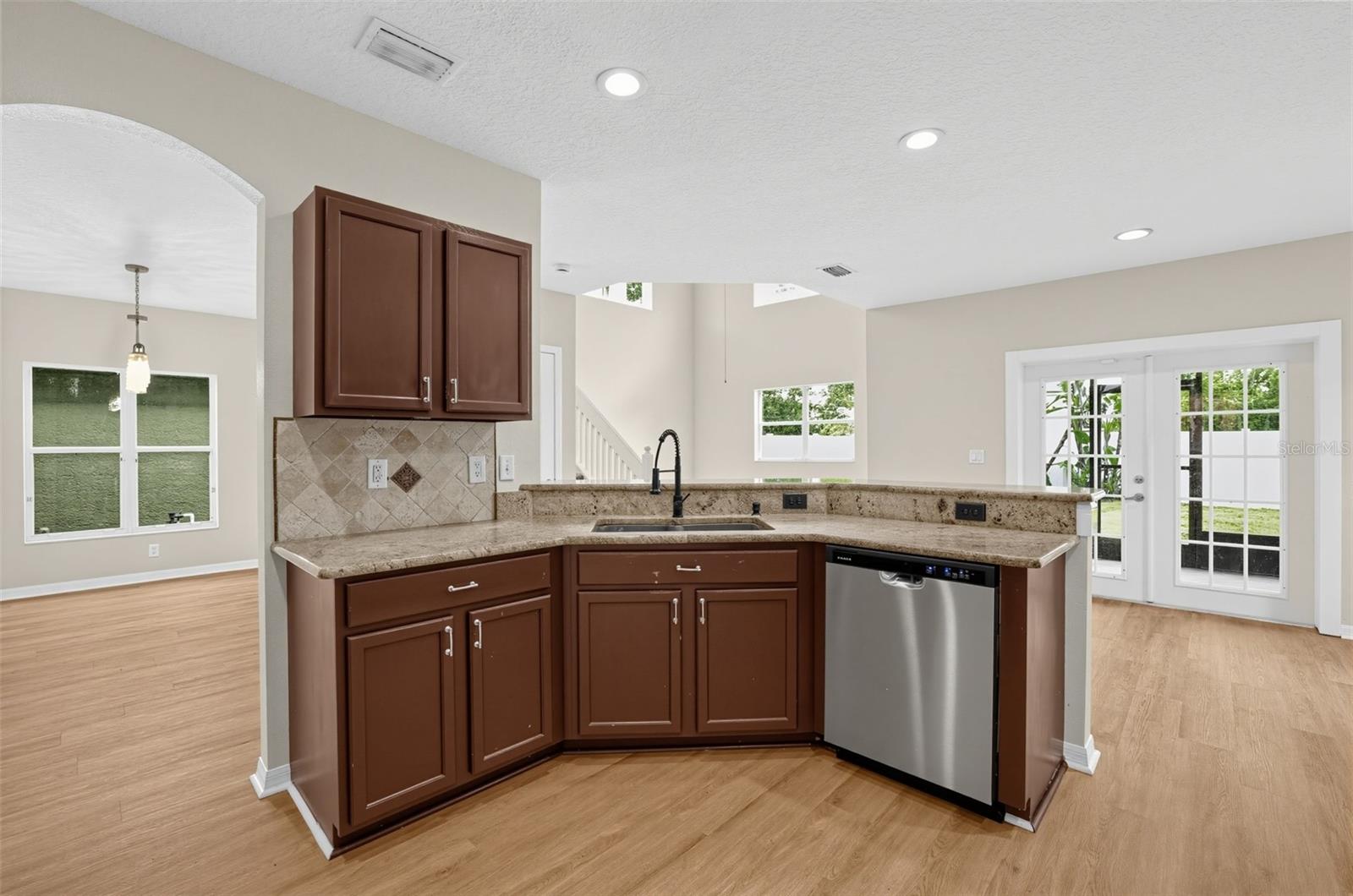 7876 CARRIAGE POINTE DR