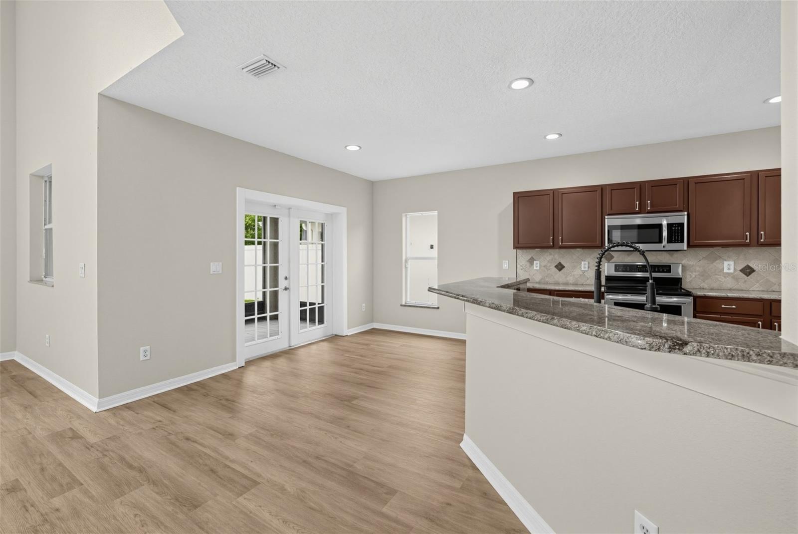 7876 CARRIAGE POINTE DR