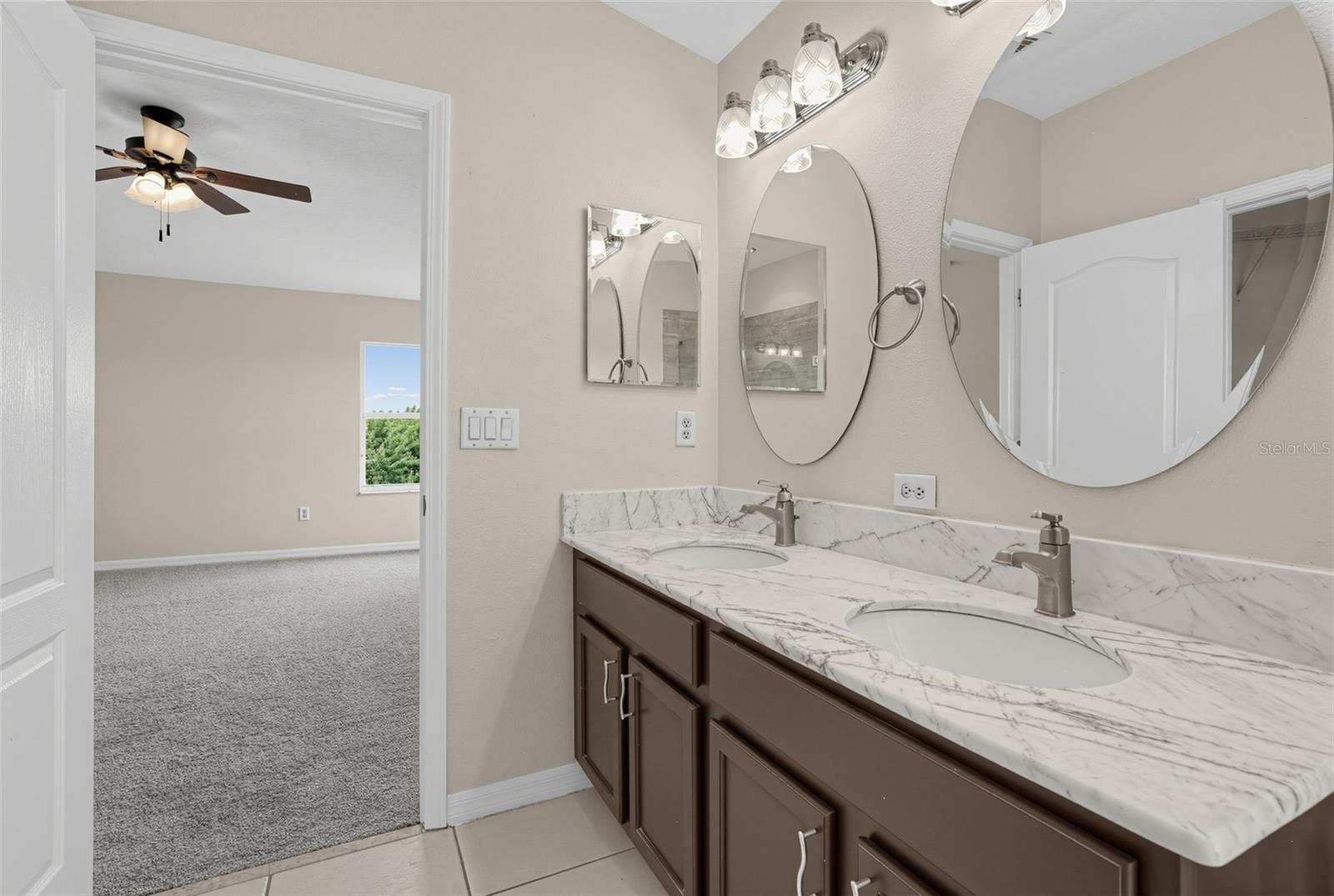 7876 CARRIAGE POINTE DR
