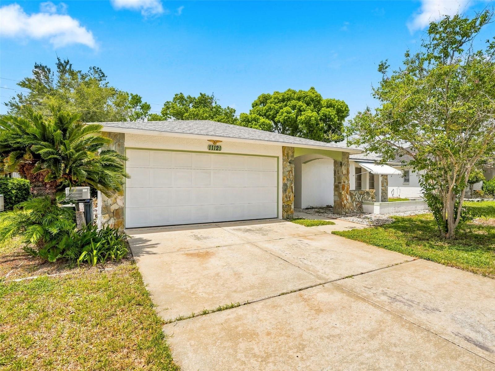 11121 ROLLINGWOOD DR
