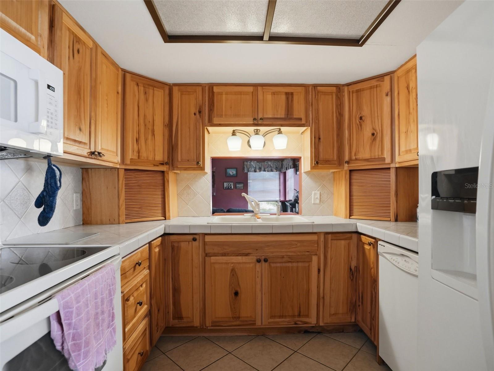 11121 ROLLINGWOOD DR