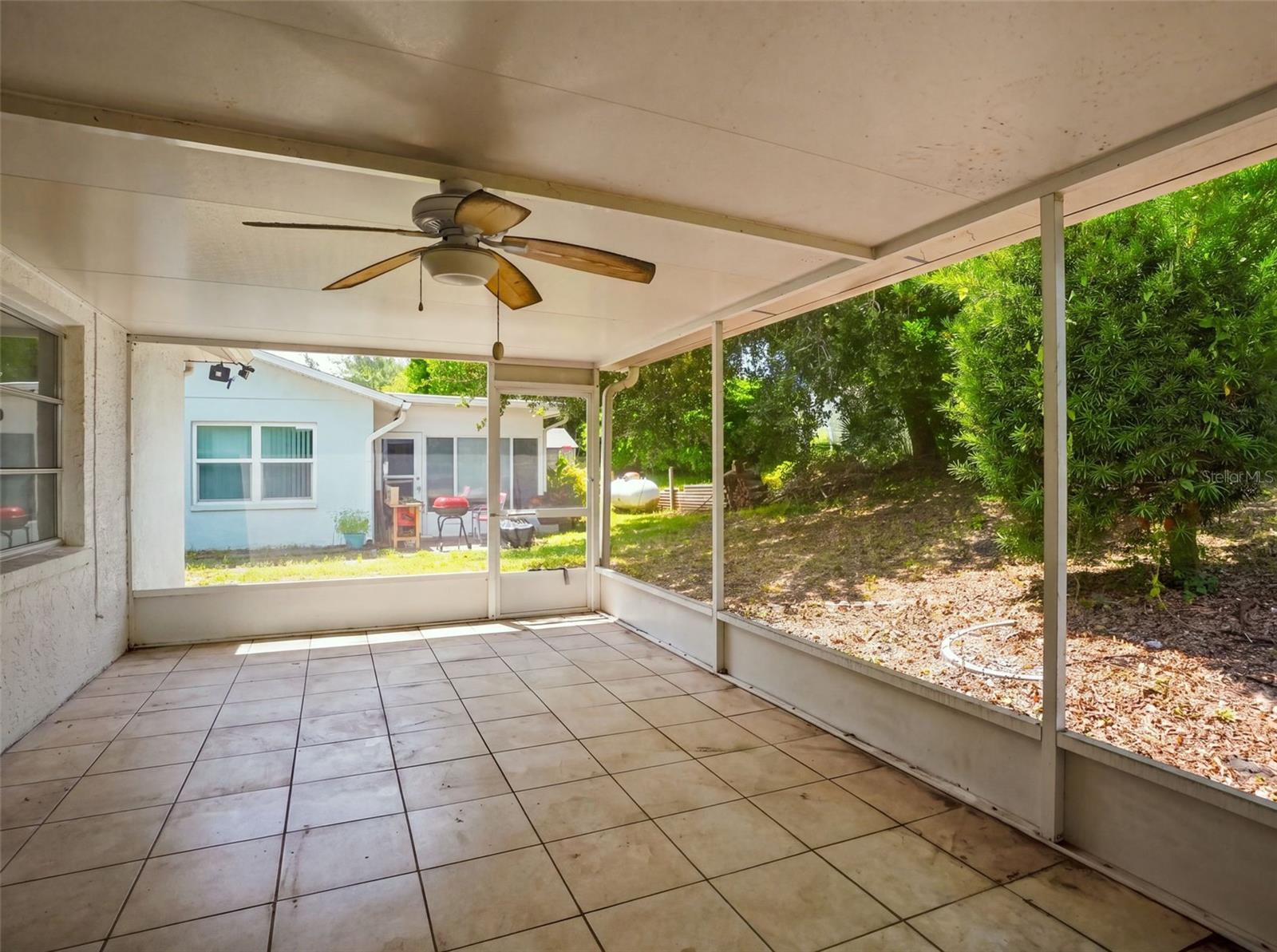 11121 ROLLINGWOOD DR