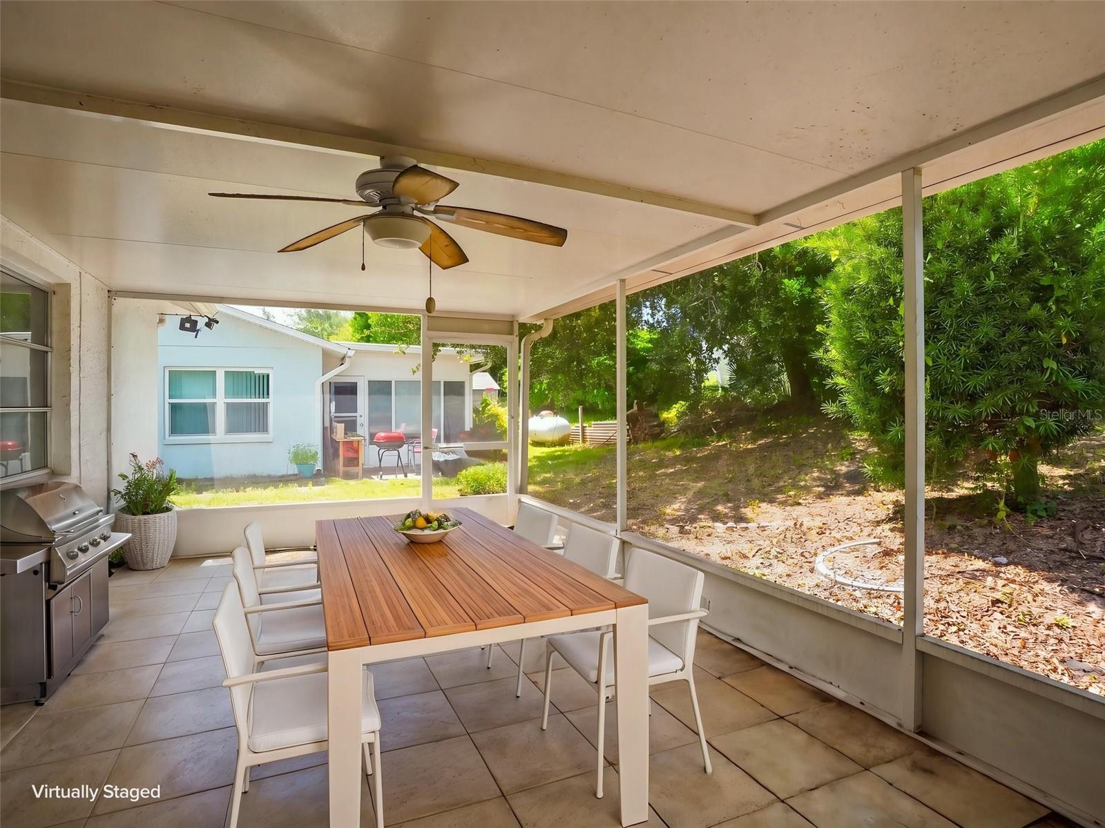 11121 ROLLINGWOOD DR