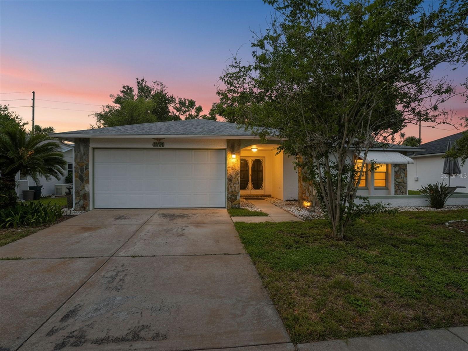 11121 ROLLINGWOOD DR