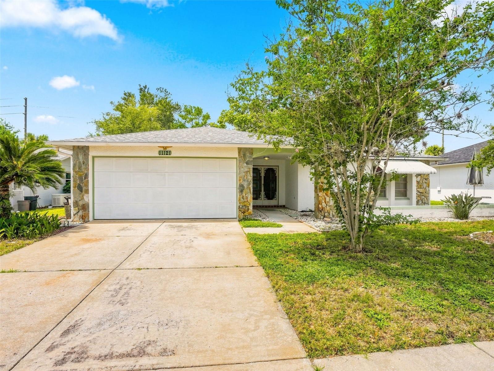 11121 ROLLINGWOOD DR