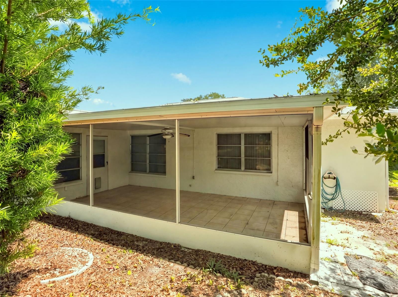 11121 ROLLINGWOOD DR