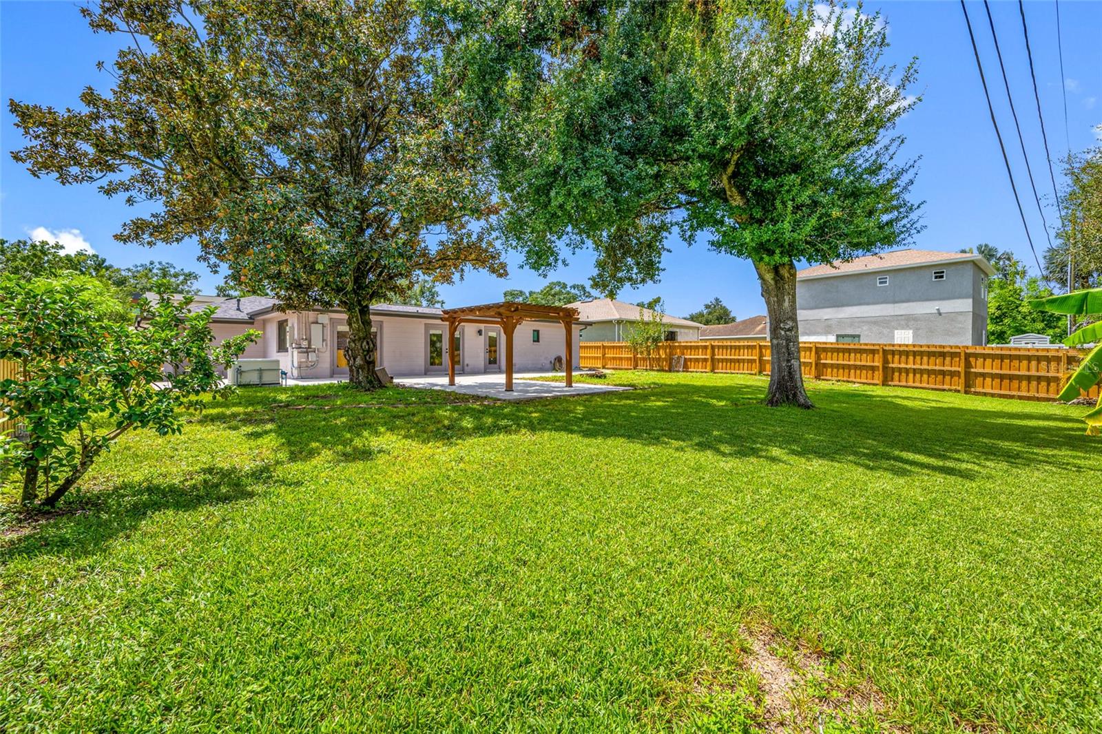 2121 W FARWELL DR
