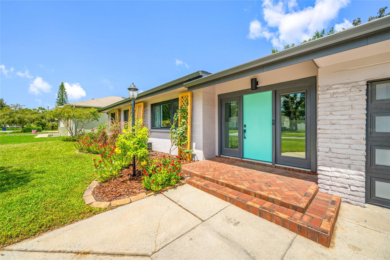 2121 W FARWELL DR