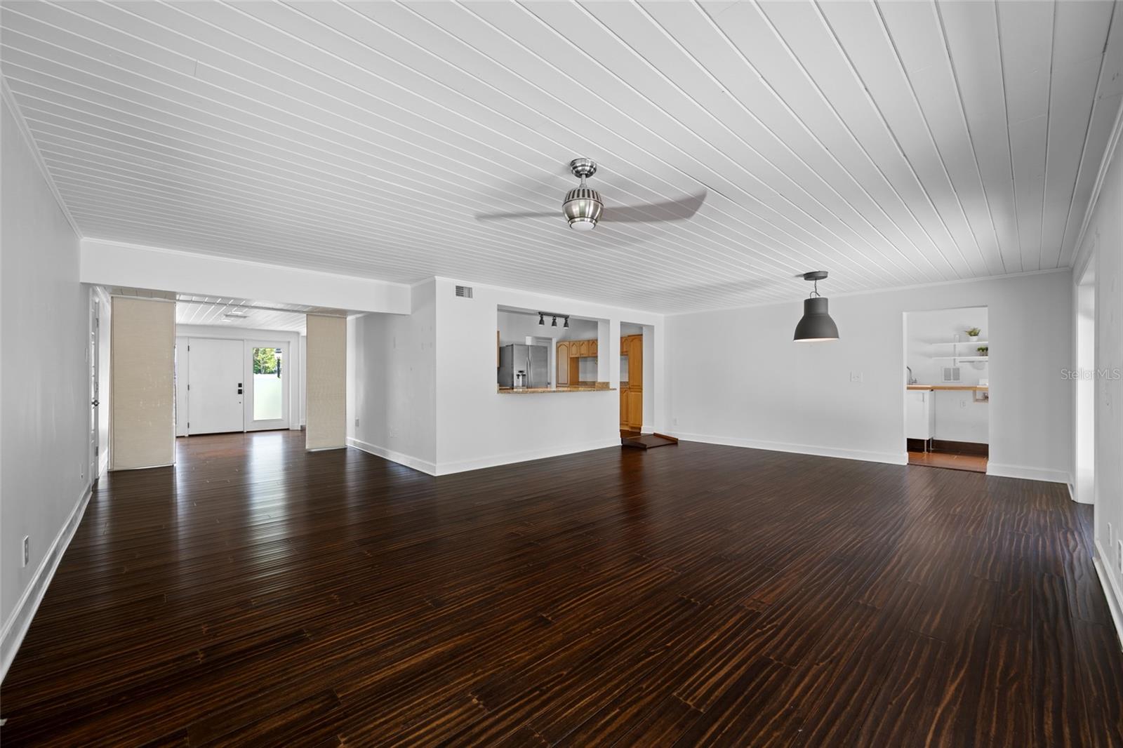 2121 W FARWELL DR