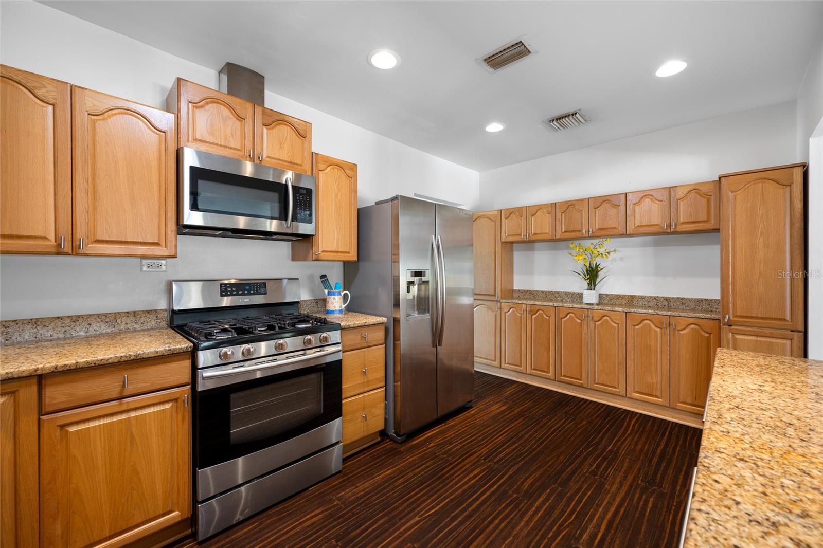 2121 W FARWELL DR