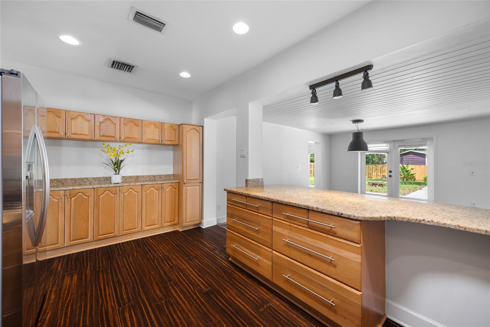 2121 W FARWELL DR