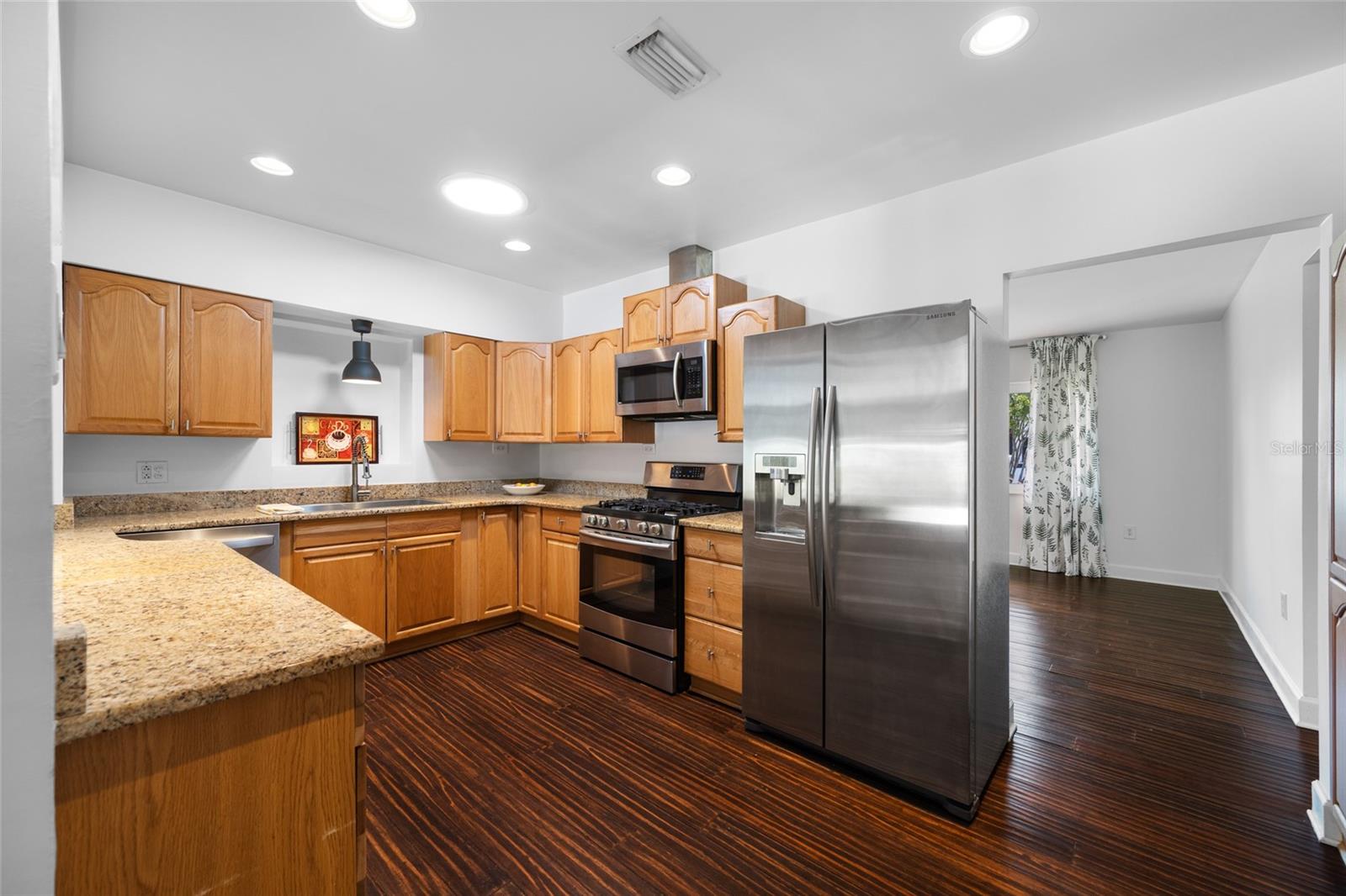 2121 W FARWELL DR