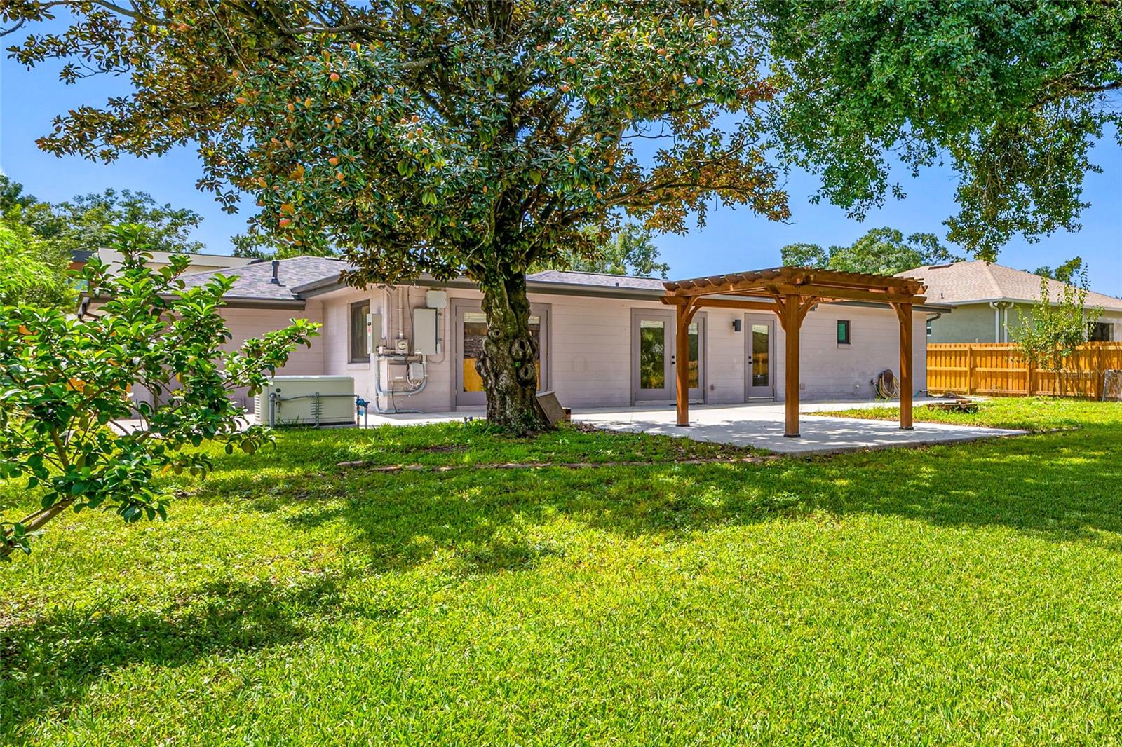 2121 W FARWELL DR