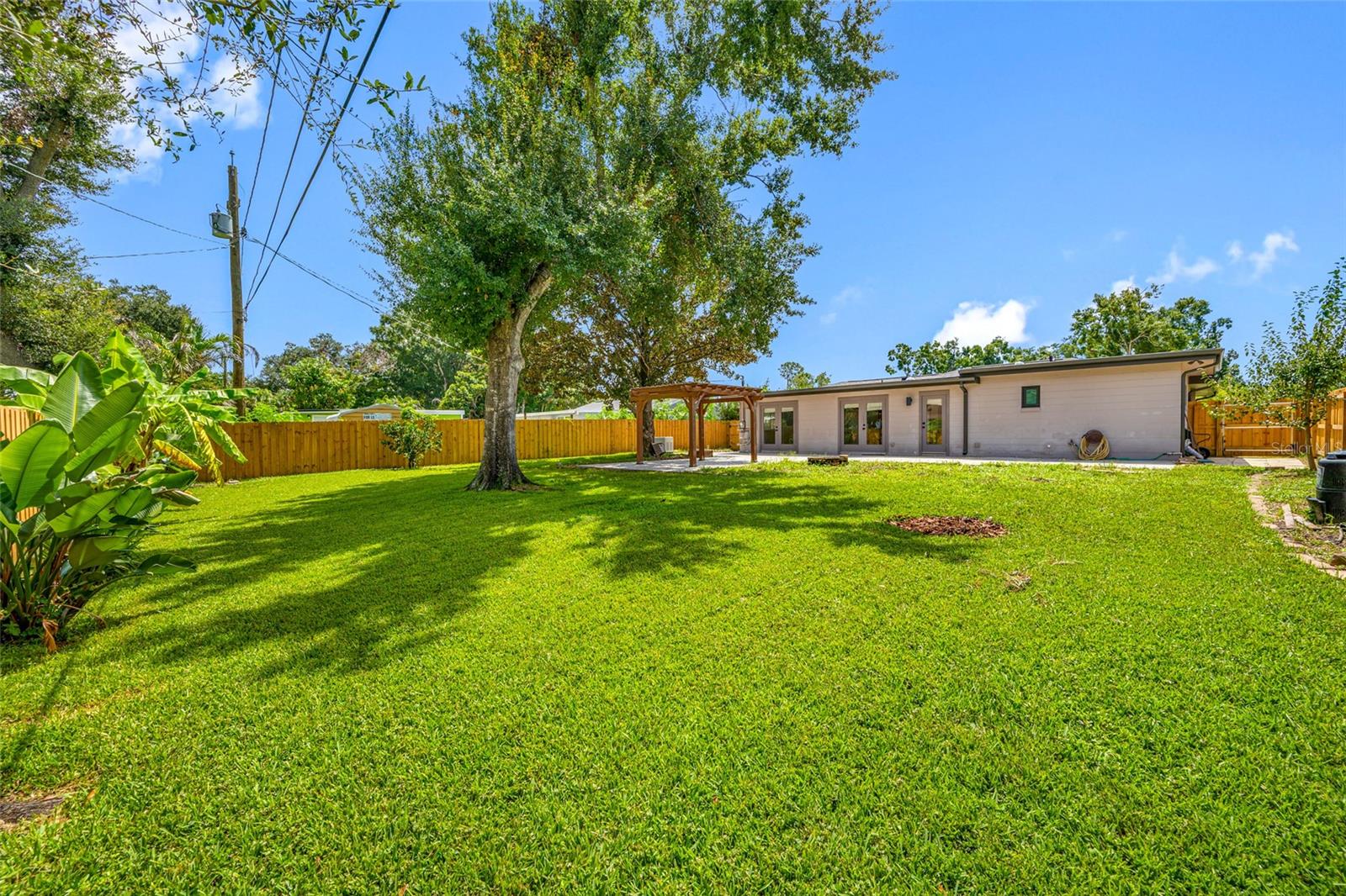 2121 W FARWELL DR