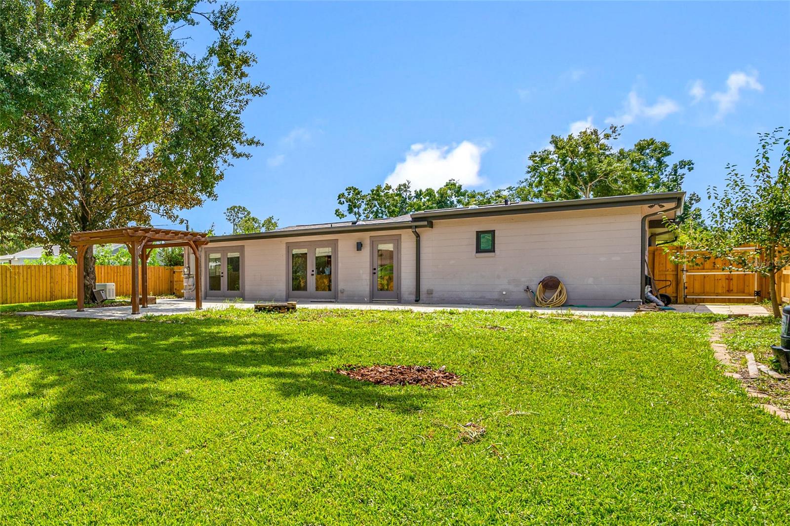 2121 W FARWELL DR