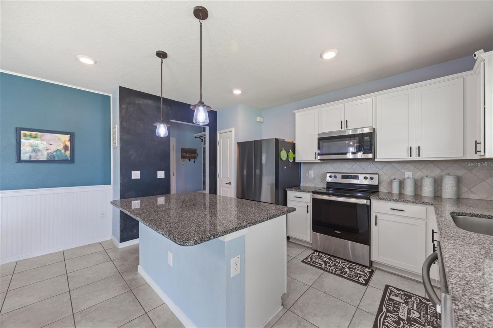 1007 GOLDEN SHINER AVE