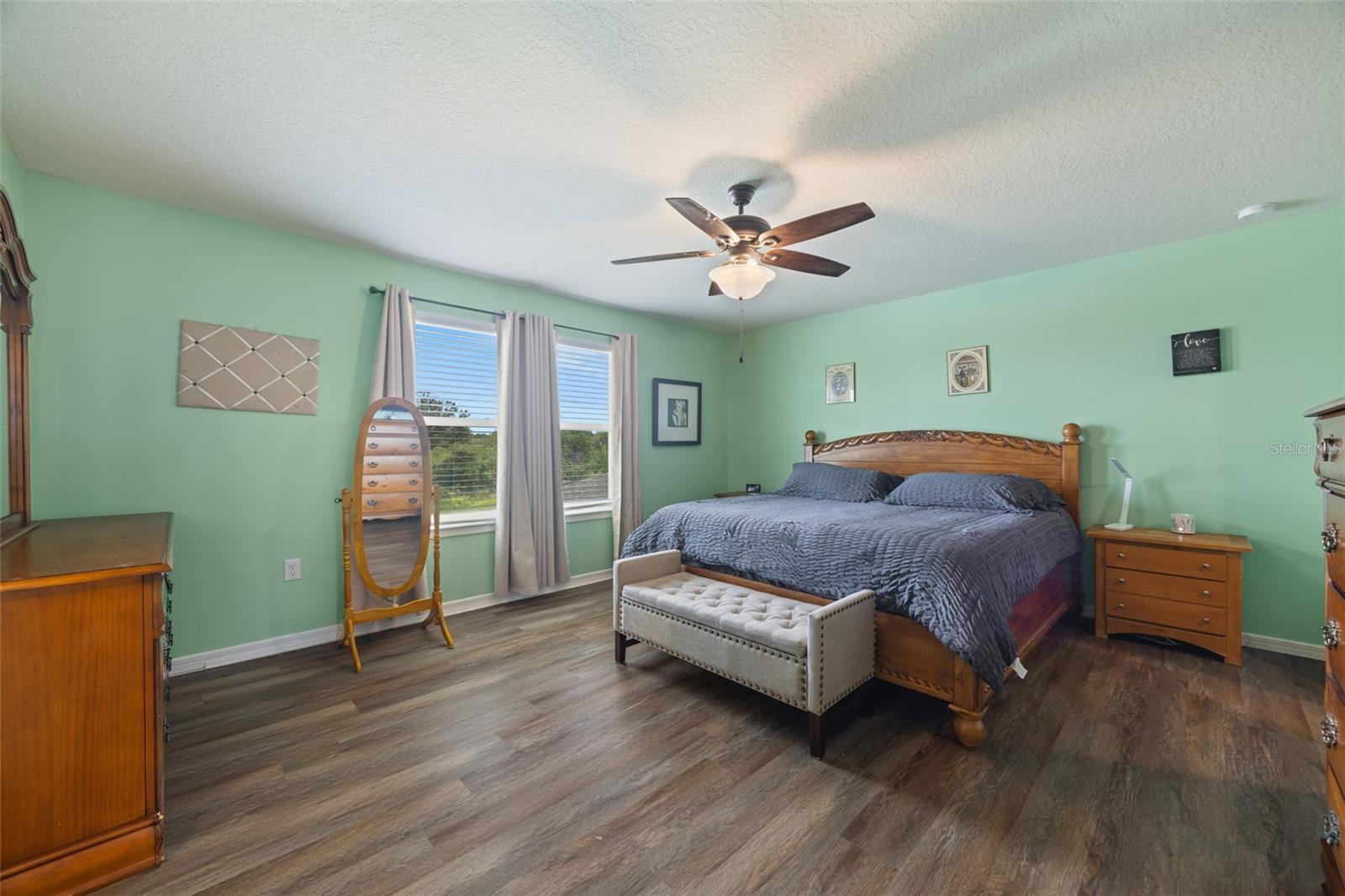 1007 GOLDEN SHINER AVE