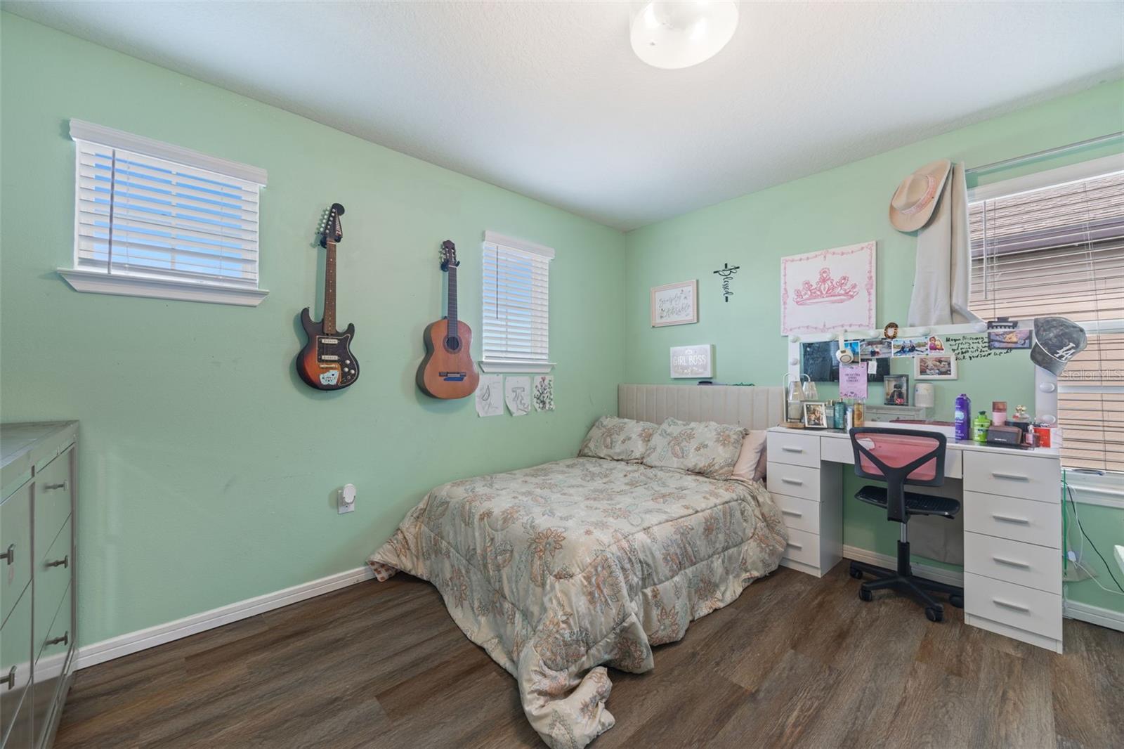 1007 GOLDEN SHINER AVE